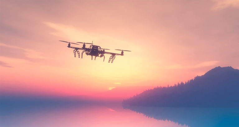 Беспилотный летательлый аппарат (дрон) над водой